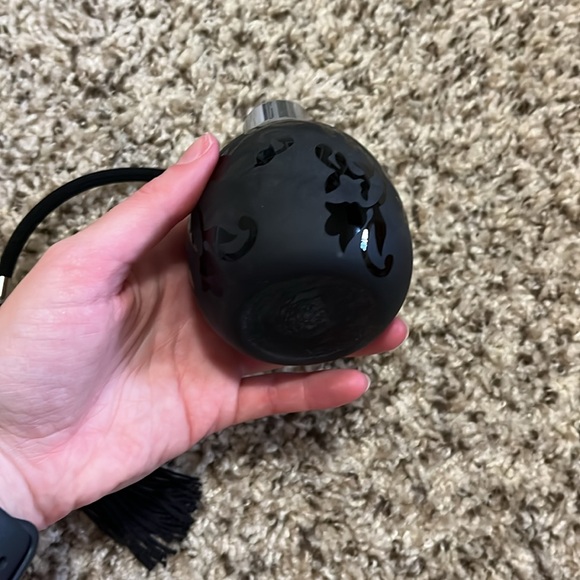 Elegant Black Perfume Atomizer with Tassel - Picture 5 of 6